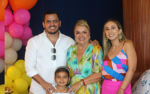 Cynthia acompañada de Stefano Adum, Hanne Blusztein y Martina Adum.