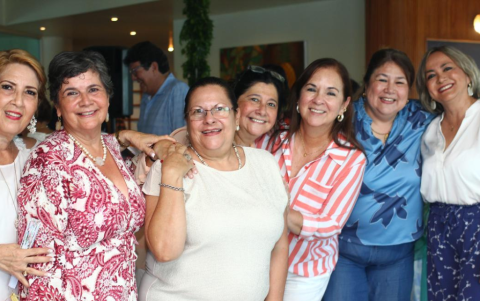 Alexandra Rumbea, Lourdes Pereira, Carola de Cruz,Patricia de Asanza, Josefina de García, Ivonne de Palacios y Edith de Villavicencio.