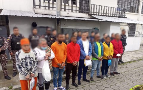 Los presos colombianos, dos mujeres y seis hombres, cumplían diferentes sentencias en la cárcel de Carchi, zona fronteriza norte.