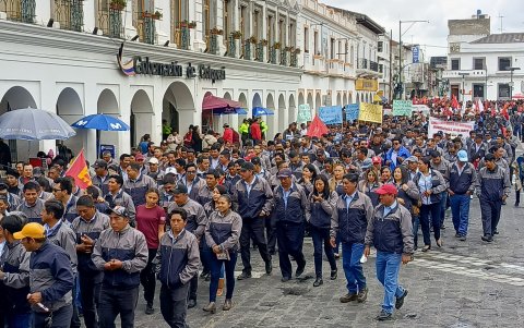 Los trabajadores recorrieron las principales calles de Latacunga conmemorando el 1 de mayo.