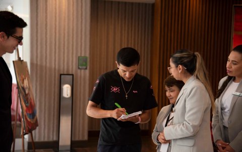 La Locomotora firma un autógrafo antes de la rueda de prensa en la que habló sobre el Giro de Italia