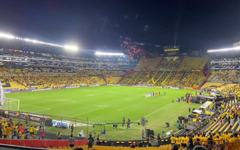 Hinchas de Barcelona SC en el estadio Monumental.