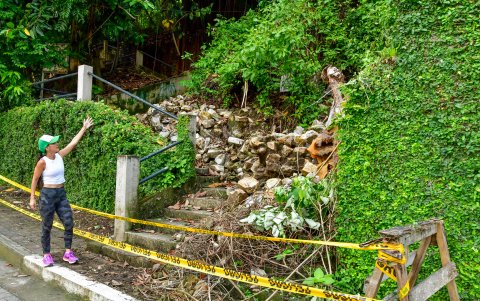 Mariana Burgos, dirigente barrial de El Paraíso, muestra las afectaciones que dejó el deslizamiento de abril pasado en la zona de acceso al mirador del bosque protector.
