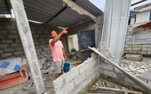 Habitantes de Piedras Blancas luchan por recuperar lo poco que quedó de sus viviendas tras el intenso sismo.