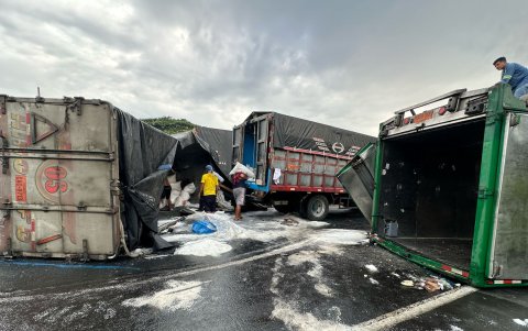 Los vehículos pesados resultaron afectados en la vía a la costa.