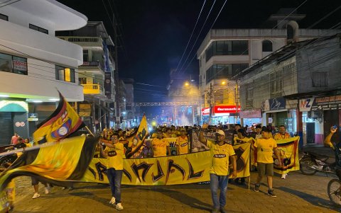 El desfile y caravana por las calles de Naranjal por los 100 años de Barcelona.