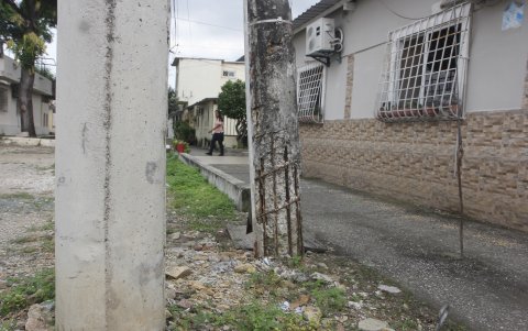 En Sauces hay una estructura que luce inclinada y en mal estado