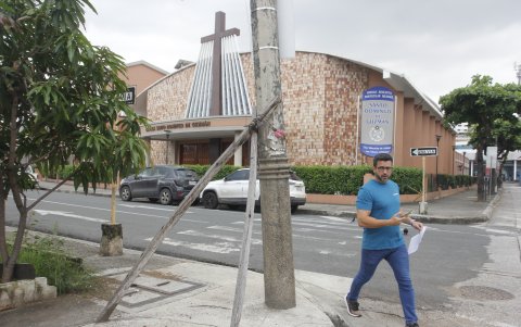 Urdesa. Dos cañas deben sostener una estructura en la avenida Las Monjas, frente a una iglesia, en la ciudadela Urdesa