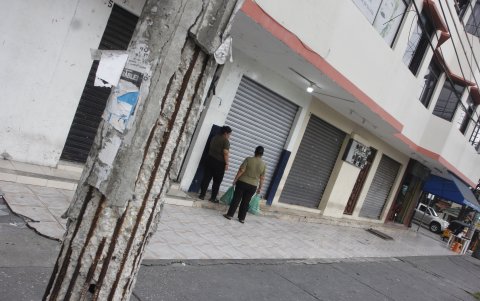 Álamos. En una zona muy comercial del sector se observa un poste en el que se notan hasta las vigas.