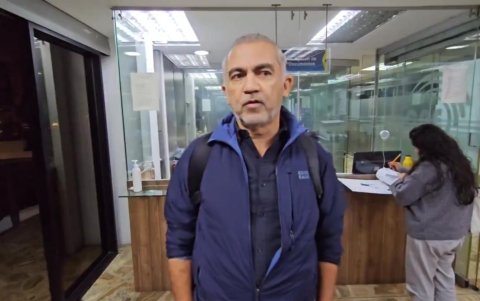 El procurador de la alianza, Francisco Estarellas, intentó ingresar la impugnación a la resolución del CNE la noche del 30 de abril de 2025.