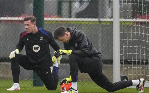 Los porteros del FC Barcelona, el alemán Marc-André Ter Steigen (i) y el polaco Wojciech Szczesny (d).