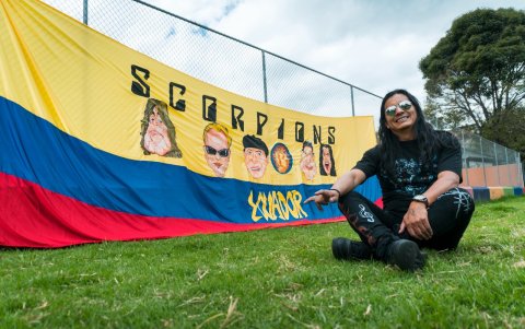 Blas Guerra elaboró una gran bandera del Ecuador con los rostros de los actuales integrantes de Scorpions.