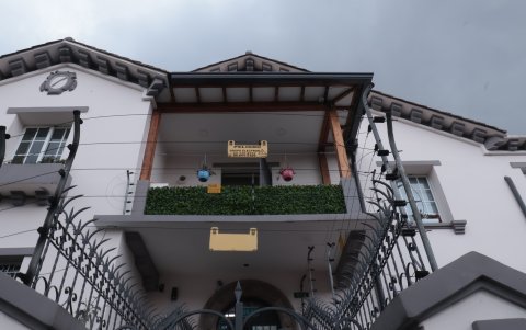 Así luce la fachada de una casa intervenida.