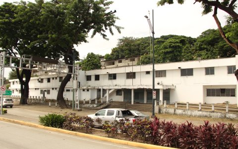 Colindando con el tráfico de la avenida del Bombero, se erigen oficinas vacías en lo que un día fue la sede del INFA y del MIES.