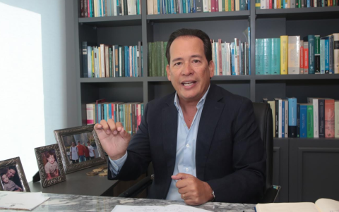 Henry Cucalón empezó a trabajar en el servicio público, desde los 25 años. Está por cumplir 52.