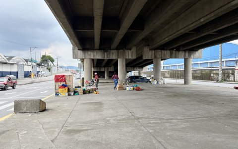 Áreas. Varios pasos a desnivel de Guayaquil tienen grandes explanadas que podrían ser usados como jardineras, sugieren los moradores.