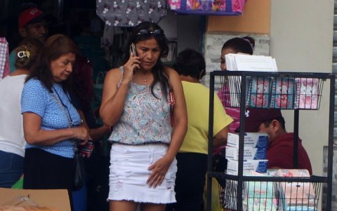En sectores como la Bahía, vendedores ambulantes ofrecen mascarillas y útiles escolares.