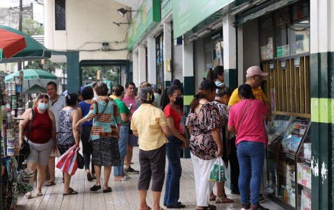 Algunos clientes buscaban medicinas pero también mascarillas en las distribuidoras farmacéuticas del centro de Guayaquil.