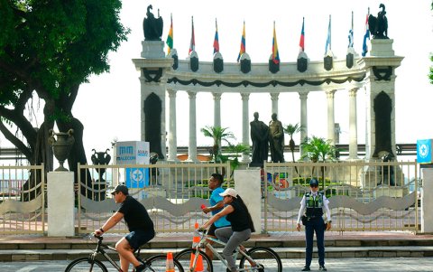 Avenida Malecón es una de las vías donde funciona Ruta Centro, todos los domingos, de 06:00 a 12:00. En calle Panamá sigue hasta las 17:00.