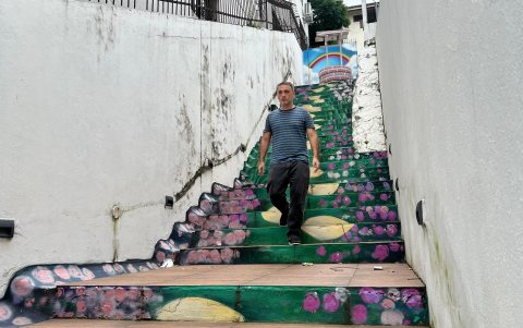 Diseño. En la urbanización privada El Portón, ubicada en Lomas de Urdesa, al norte de Guayaquil, tiene una escalinata colorida; al final de esta hay una figura de un pozo.