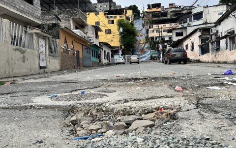 Intervención. Las calles aledañas a las escalinatas de Mapasingue presentan daños en la calzada. Los expertos sugieren que estos sitios cuenten con seguridad para el turista.