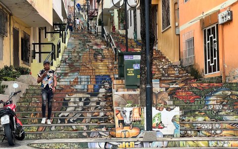 Espacios. Los moradores de las escalinatas del Cerro Santa Ana solicita que el Consorcio Urvaseo realice la limpieza continua de las gradas; además, que el Cabildo arregle las luminarias.