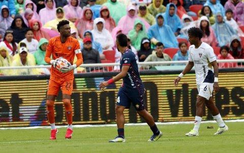 El arquero Alexander Domínguez (i) analizó el juego de los albos.