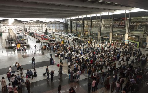 Cientos de viajeros aguardan en los accesos a los andenes de una estación de Málaga, tras la reanudación del servicio de alta velocidad este lunes.