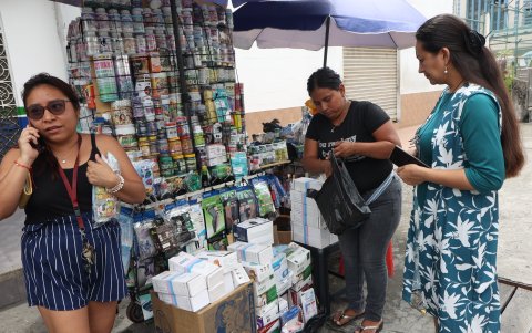 Ximena Chilán (izquierda) consiguió mascarillas en uno de los puestos ambulantes junto a las distribuidoras farmacéuticas del centro de Guayaquil.