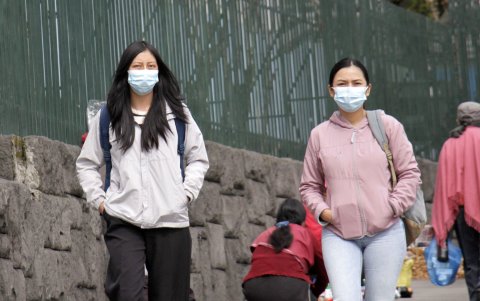Estudiantes universitarios también utilizan la mascarilla para protegerse de virus.