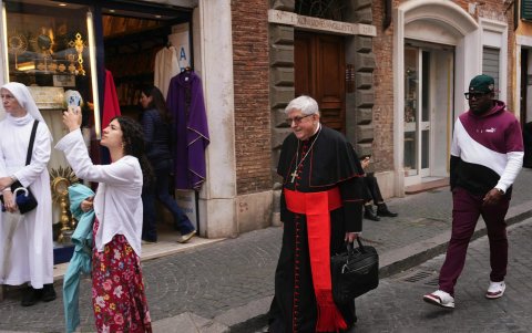 El cardenal canadiense Thomas Christopher Collins camina en Borgo Pio después de una reunión de congregación en el Vaticano, el 5 de mayo de 2025.
