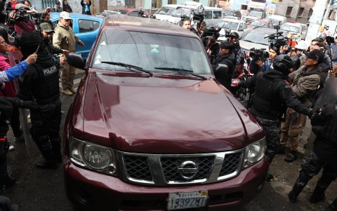 La jueza Lilian Moreno llega en el interior de un vehículo al edificio de la Fuerza Especial de Lucha Contra el Crimen (FELCC) tras ser detenida este lunes, en La Paz (Bolivia).
