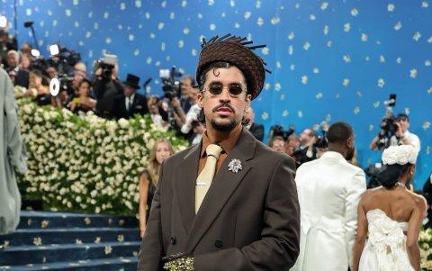 Bad Bunny llevó un traje de Prada en la Met Gala.