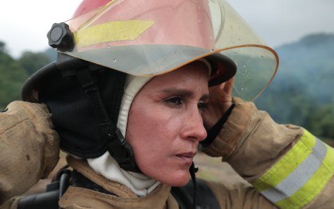 Ximena Astudillo integra la Cuadrilla Forestal Femenina del Cuerpo de Bomberos y se capacita en Brigadas de Refuerzo en Incendios Forestales (BRIF).