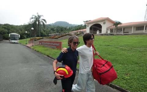Ximena Astudillo comparte con uno de sus hijos al final de la práctica en la Academia de Bomberos de Guayaquil.