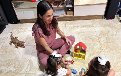 Mayling Chusán comparte con sus hijas, quienes ya comprenden que mamá y papá tienen horarios de trabajo complicados, al ejercer la Medicina.
