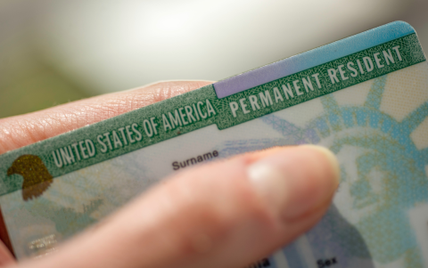 Portadores de la Green Card deben estar atentos a su fecha de vencimiento para iniciar a tiempo el proceso de renovación ante inmigración en EE.UU.