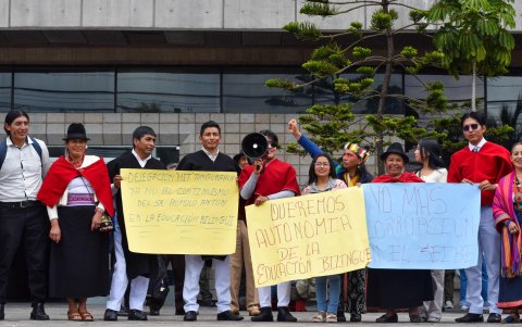 El plantón fue en los exteriores del Ministerio de Educación.