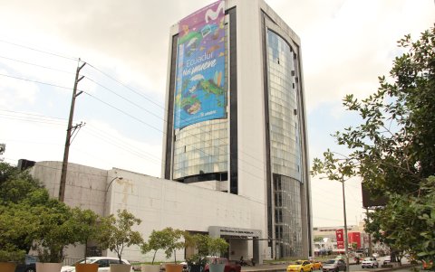 El edificio está situado junto al estero Salado