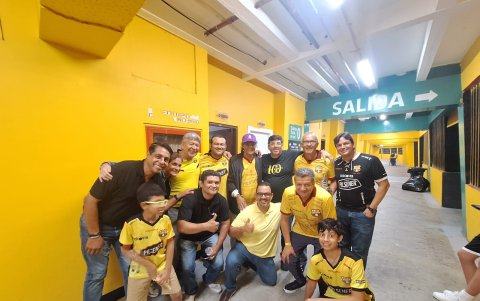 Gustavo Nivelo y Pepe Caballero hinchas de Barcelona y más aficionados junto a los excracks Toninho y Severino Vasconcellos.