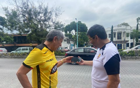 Gustavo Nivelo y Pepe Caballero viendo el partido de 1990 en video, en Urdesa donde se terminaron los festejos a las 04:00.