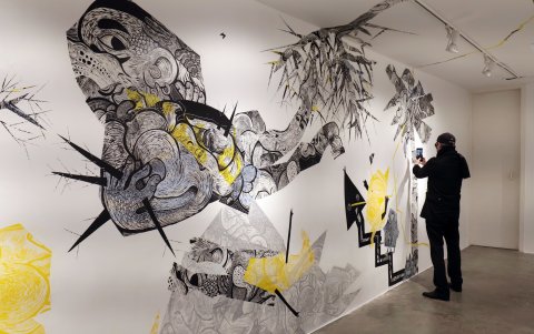 Entre las piezas de la muestra se encuentra un mural elaborado la semana pasada en la galería.