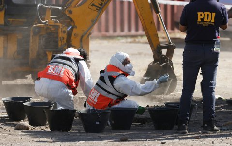 Peritos del Servicio Médico Legal (SML) participan en las diligencias forenses y excavaciones en busca de restos de detenidos desaparecidos durante la dictadura de Augusto Pinochet.