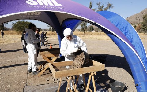 Uno de los peritos del Servicio Médico Legal (SML) ejecuta una diligencia forense en las excavaciones en busca de restos de detenidos desaparecidos durante la dictadura de Augusto Pinochet.