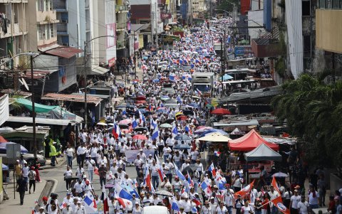 Personas participan en una manifestación en defensa de la autonomía universitaria y la soberanía nacional este martes, en ciudad de Panamá (Panamá).