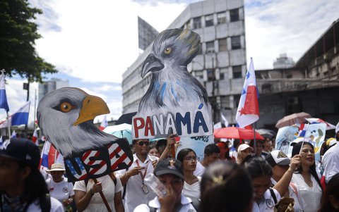 Varios de los participantes de una manifestación en defensa de la autonomía universitaria y la soberanía nacional este martes, en ciudad de Panamá (Panamá).