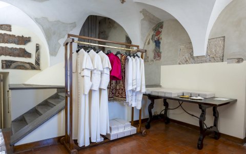 La llamada Sala de las Lágrimas, donde al futuro pontífice le esperan tres trajes papales de distinto tamaño.