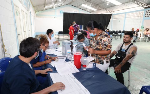 En este espacio de la casa comunal, de Sauces 3, se vacuna contra la fiebre amarilla.
