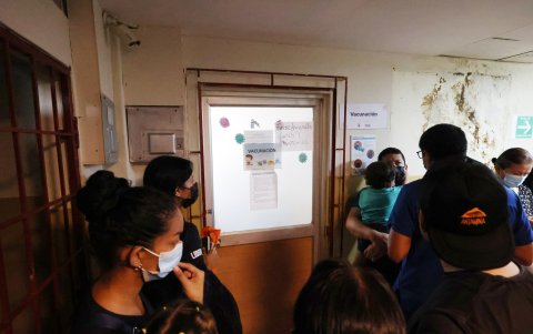 En el área de vacunación del centro de salud en Martha de Roldós hay un listado de países que exigen la inoculación contra fiebre amarilla.