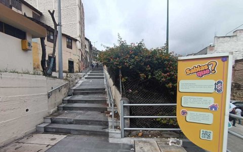 Personas en situación de calle y consumidores aprovechan el espacio.